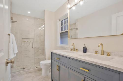 y baño con lavabo, aseo y espejo. en Stylish + fresh bungalow 2 blocks from N-MC Stadium, en Annapolis