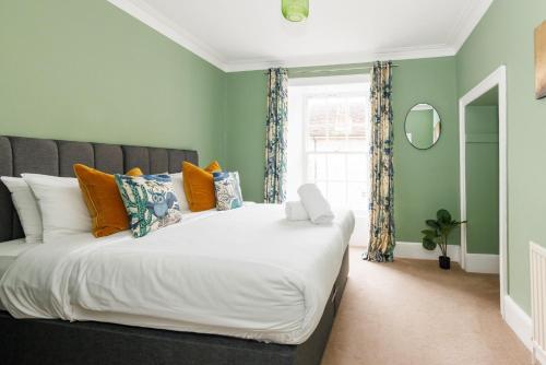 チチェスターにあるSt Richard's Apartmentの緑の壁のベッドルーム1室(大型ベッド1台付)