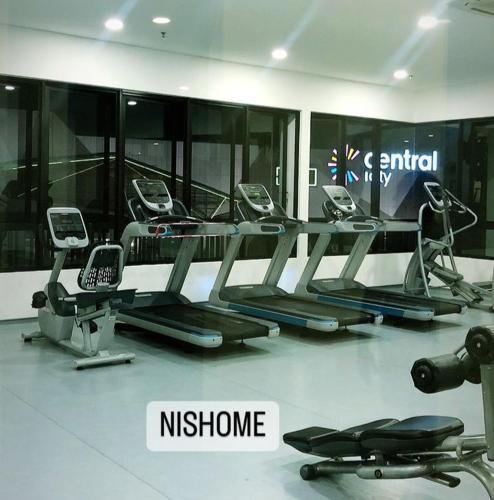 ein Fitnessstudio mit einem Haufen Kardiogeräte in der Unterkunft homestay icity isoho shahalam-Nishome in Shah Alam