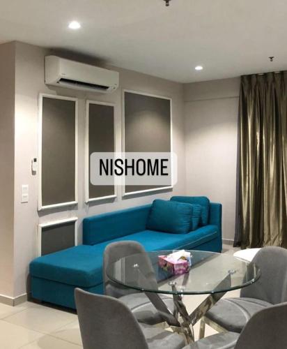 ein Wohnzimmer mit einem blauen Sofa und einem Glastisch in der Unterkunft homestay icity isoho shahalam-Nishome in Shah Alam