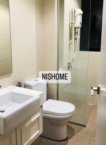 ein Bad mit einem WC, einem Waschbecken und einer Dusche in der Unterkunft homestay icity isoho shahalam-Nishome in Shah Alam