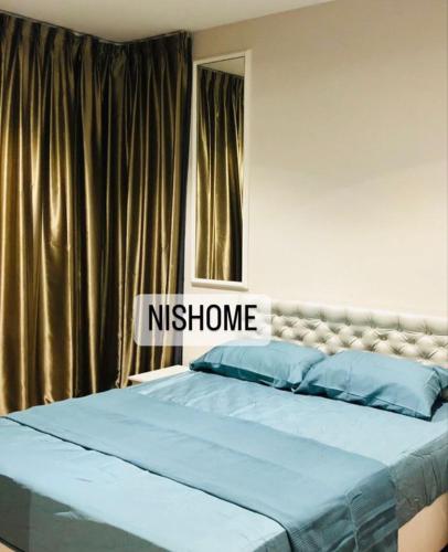 ein Schlafzimmer mit einem Bett mit einem nitschulum-Schild drauf in der Unterkunft homestay icity isoho shahalam-Nishome in Shah Alam