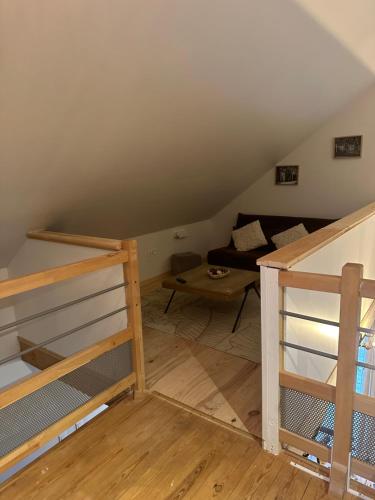 ein Wohnzimmer mit einem Hochbett und einem Sofa in der Unterkunft L’Escale du lac in Brêmes