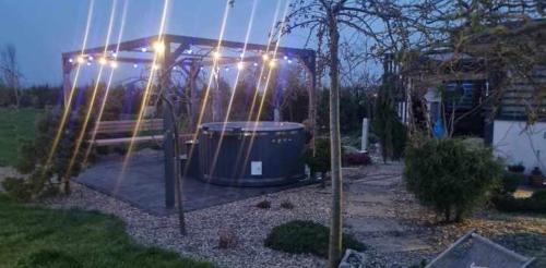 - un tambour sous un kiosque éclairé dans l'établissement Tęczowy Domek - Balia z hydromasażem, à Darłowo
