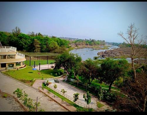 Vistas al río con un edificio y árboles en Aapka Ghar en Bombay