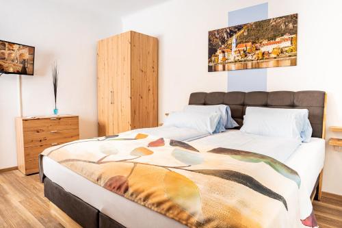 ein Schlafzimmer mit einem Bett mit einer Decke darauf in der Unterkunft Gästehaus Bruckner in Spitz