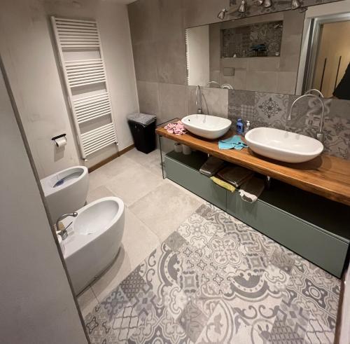 - Baño con 2 lavabos y 2 aseos en Villa Rosa, en Calci
