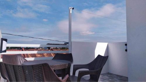 Saphir Townhouse 5 to 6 pax rooftop terrace, Cavite tesisinde bir balkon veya teras