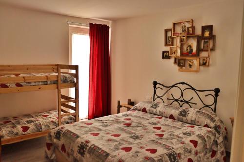 1 dormitorio con 2 literas y colcha en Lo barbaboc, en Aosta