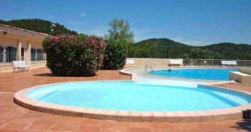 Il dispose d'une terrasse avec une grande piscine. dans l'établissement Villa Agachelo avec piscine, à Fréjus