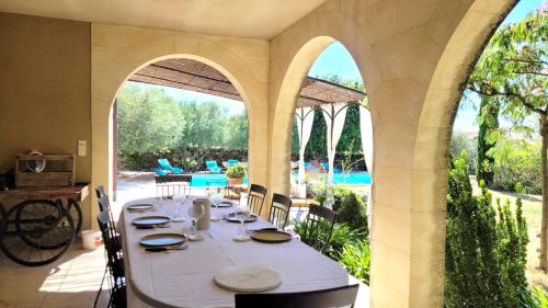 une salle à manger avec une table en voûte dans l'établissement Magnifique Villa haut de gamme à Uzès, à Uzès