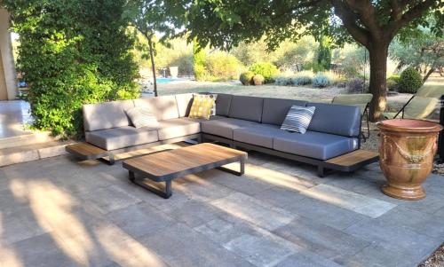 - un canapé et une table basse sur la terrasse dans l'établissement Magnifique Villa haut de gamme à Uzès, à Uzès