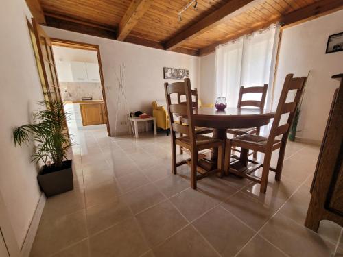 eine Küche und ein Esszimmer mit einem Tisch und Stühlen in der Unterkunft Logement entier et calme 55m2 avec SPA - sauna et borne de recharge 7KW in Meyreuil