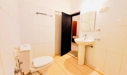 ein Bad mit einem WC und einem Waschbecken in der Unterkunft Sima's Cottage in Anuradhapura