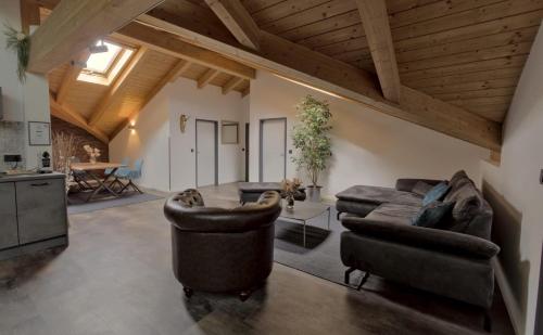 ein Wohnzimmer mit einem Sofa und einem Tisch in der Unterkunft Ferienwohnung Ahornpark in Piding