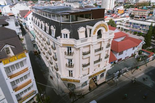 Vue de tête d'un bâtiment d'une ville dans l'établissement Dalat Paradise Hotel, à Đà Lạt