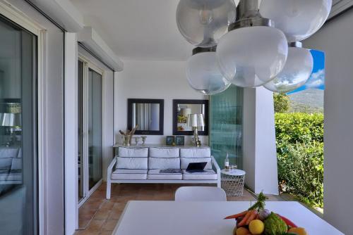 ein Wohnzimmer mit einem weißen Sofa und einem Tisch in der Unterkunft Les Bastides 3028 in Grimaud