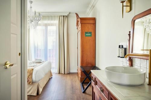 a bathroom with a sink and a bed in a room at Casa Palacio Reina de Tardajos in Vinuesa