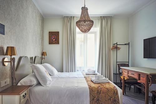 een slaapkamer met een bed en een bureau. bij Casa Palacio Reina de Tardajos in Vinuesa
