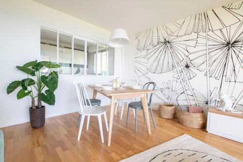 une salle à manger avec une table et des chaises en bois dans l'établissement Rêve - Appartement Terrasse Vue Mer, à Concarneau