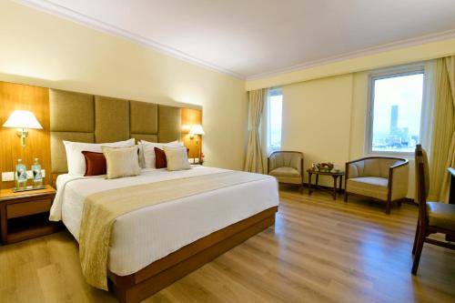 Una cama o camas en una habitación de Peerless Hotel Kolkata