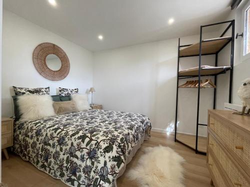 Schlafzimmer mit einem Bett und einem Spiegel in der Unterkunft La carolienne in Vallauris