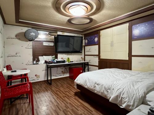 เตียงในห้องที่ Picasso Motel