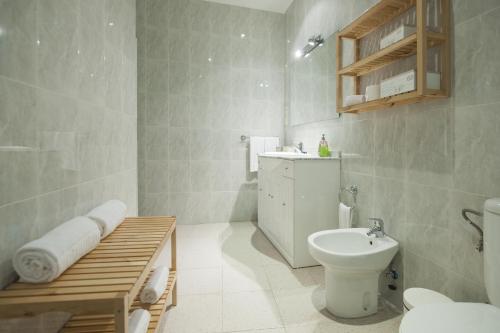 un bagno con un water e un lavandino di Cason del Corpus a Toledo
