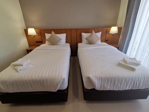 two beds sitting next to each other in a room at Pak Ping Rim Khong in Chiang Saen