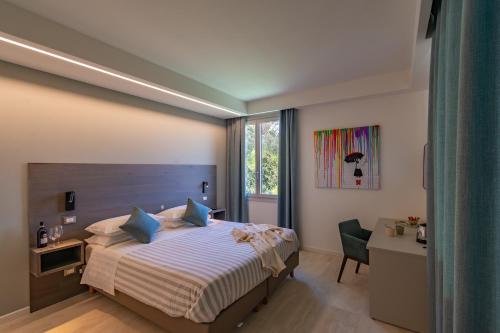 una camera con letto, scrivania e finestra di AGRITURISMO TERRA VOLONTERI a Montecatini Terme