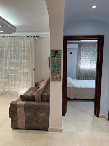 ein Wohnzimmer mit einem Sofa und einem Bett in der Unterkunft SKetch Apartments 2 in Durrës
