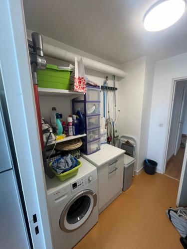 uma lavandaria com máquina de lavar e secar roupa em Appartement 6 personnes Lille em Lille