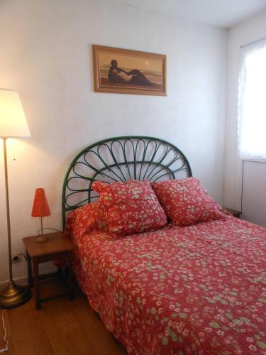 une chambre avec un lit avec une couette rouge dans l'établissement APPT 2 PIECES 28m2 + LOGGIA 7m2 REF 4005, à Le Castellas