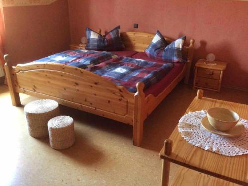 Wildflecken的住宿－Ferienwohnung Ziegler，一间卧室配有一张木床和一张桌子