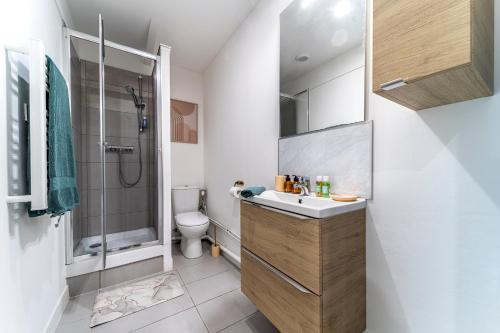 a bathroom with a sink and a shower and a toilet at LE COSY - Free Parking - Proche Gares Lille - Netflix - Wifi in Mons-en-Baroeul