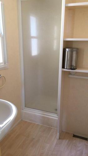 une salle de bain avec une douche, un lavabo et une baignoire dans l'établissement Camping Le Bois De Pins, à Salses-le-Chateau