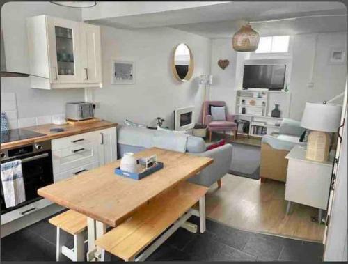 Virtuve vai virtuves zona naktsmītnē Sandy Feet, St Eia Street. Cosy Cottage + Parking