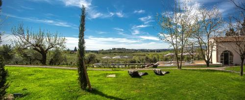 zielony dziedziniec z dwoma rzeźbami w trawie w obiekcie Relais Borgo Elissa w mieście Certaldo
