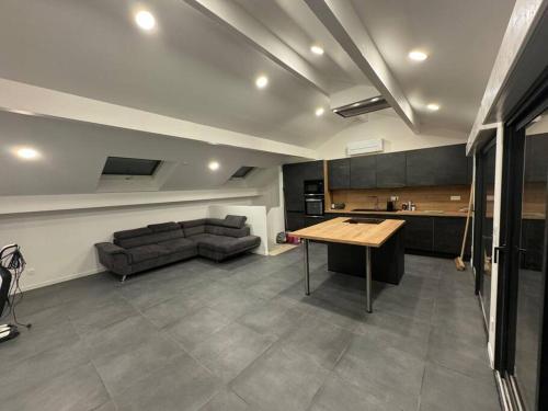 un salon avec un canapé et une table dans l'établissement Appartement neuf 2 chambres 8 Couchages, à Les Alluets-le-Roi