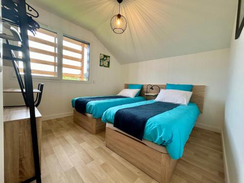 1 Schlafzimmer mit 2 Betten und einer Leiter in der Unterkunft Gîte de la Source - CLG Savoie - Vélo tourisme - 2CH - 2SDB 