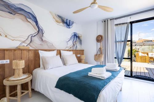 a bedroom with a bed with a blue blanket at Biarritz Surf Lodge Chambre d'hôtes in Biarritz