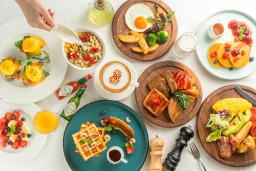 een tafel met borden ontbijtproducten erop bij The Ritz-Carlton, Chengdu in Chengdu