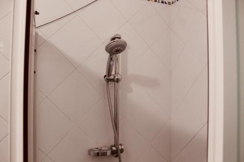 La salle de bains est pourvue d'une cabine de douche avec un pommeau de douche. dans l'établissement Maison Luigi - Casa Vacanze1, à Nociglia