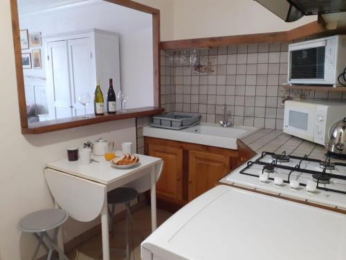 - une cuisine avec un comptoir et une cuisinière four supérieur dans l'établissement Le Vendangeur, à Chassey-Le-Camp