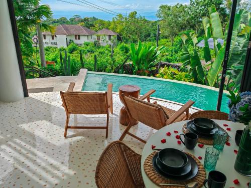 烏干桑的住宿－Hillstone Luxury Village，一个带桌椅的庭院和一个游泳池
