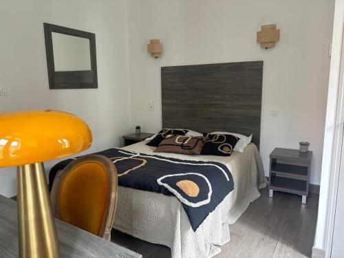 una camera da letto con un letto con una borsa sopra di Hotel U Campanile a Vivario