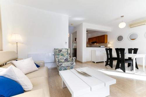 Ruang duduk di 2 bedroom Villa Destu with private pool and golf views, Aphrodite Hills Resort