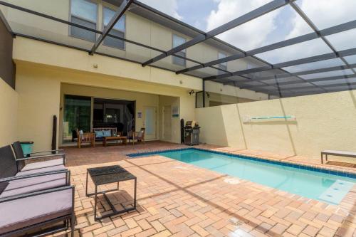 Bazén v ubytování 8843 GC Windsor at Westside Luxury 5 BR Townhome nebo v jeho okolí