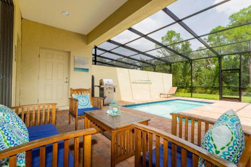 Bazén v ubytování 8843 GC Windsor at Westside Luxury 5 BR Townhome nebo v jeho okolí