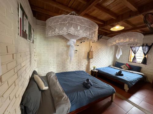 ein Schlafzimmer mit einem Bett und einem Sofa in einem Zimmer in der Unterkunft La Beauté Sa Pa in Sa Pa